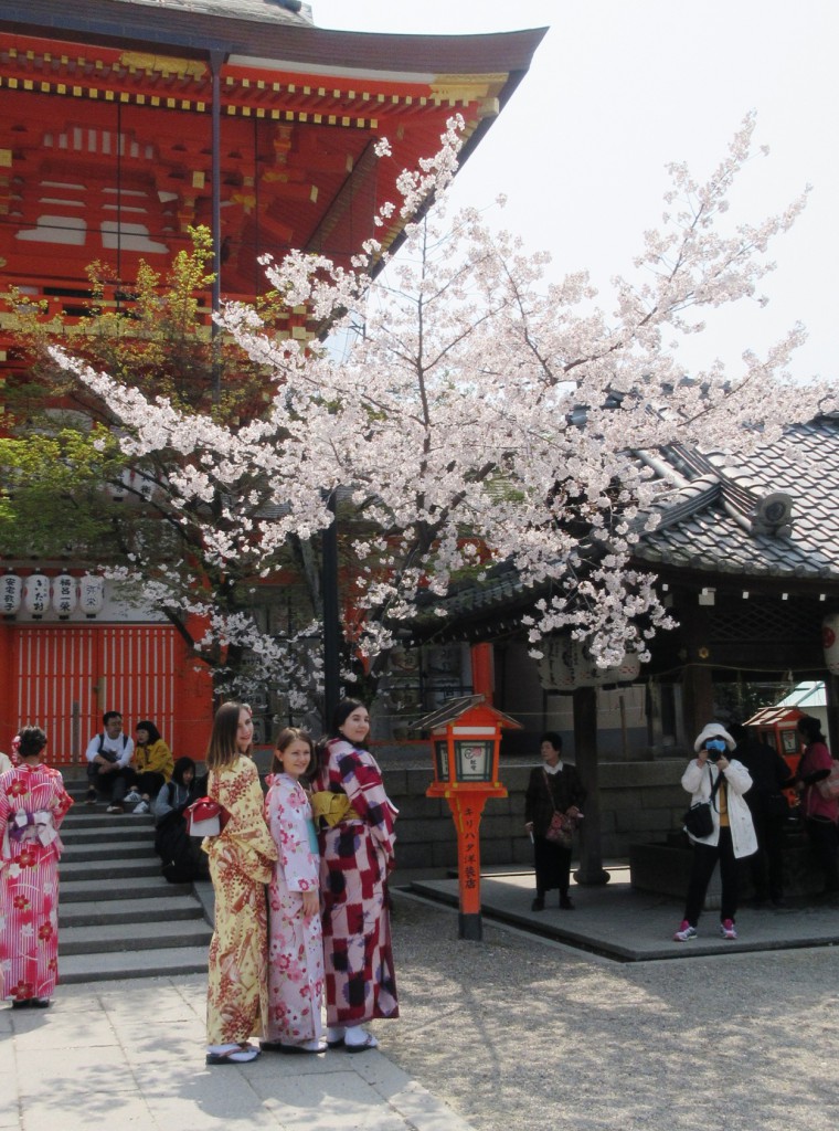着物姿の外国人三人娘――京都・八坂神社にて